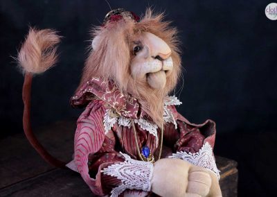 leopold the lion doll - cloth magic side
